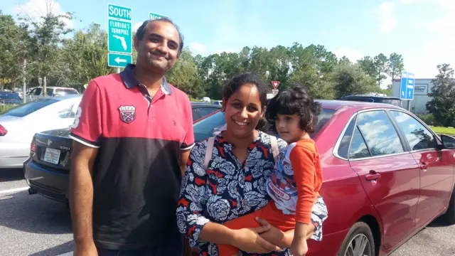 Familia que huye del huracán Irma