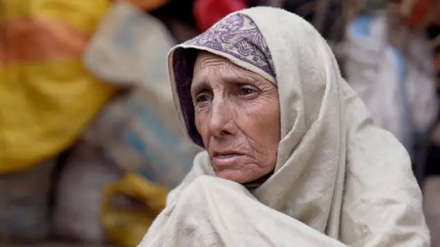 શહાદત બીબીનું ઘર થોડાં વર્ષો પહેલાં પાણીમાં વહી ગયું હતું અને હવે તેઓ તેમનાં પુત્રવધુ તથા દીકરી સાથે ટેન્ટમાં રહે છે