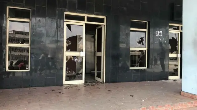 Glass wey dem scatter