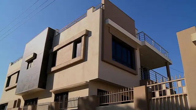 గుజరాత్‌, కోటీశ్వరుల గ్రామం