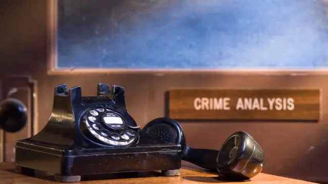 Imagem dos anos 30 mostra telefone fora do gancho