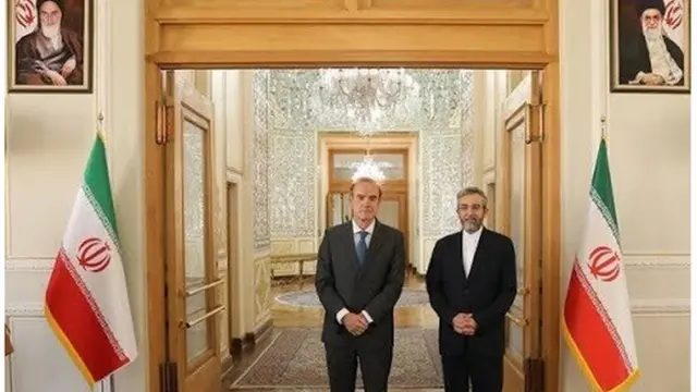 از راست علی باقری کنی مذاکره کننده اتمی ایران و انریکه مورا معاون سیاست خارجی اتحادیه اروپا