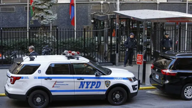 Полицейские машины у постпредства России при ООН в Нью-Йорке