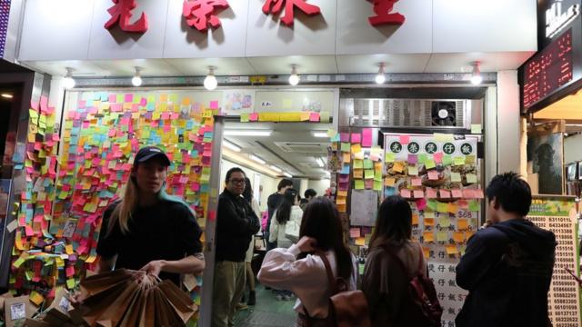 香港示威者呼吁多光顾支持示威的黄店，希望建立黄色经济圈，但做法引发争议。
