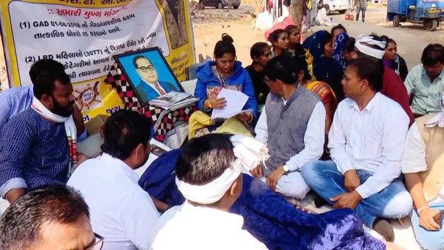 આંદોલન કરતાં એસસી,એસટી, ઓબીસી સમાજના લોકો