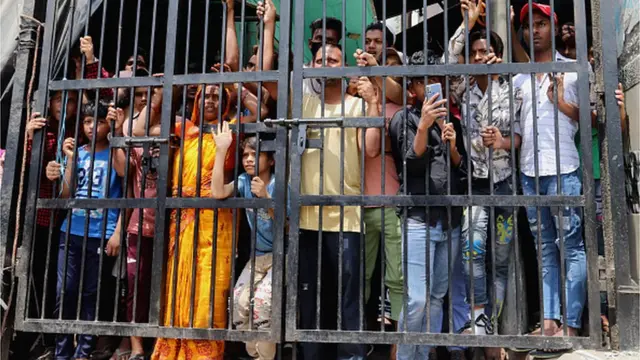 এক্সক্যাভেটার ব্যবহার করে যখন ভাঙচুর চলছিল তখন পাশের গলি থেকে তা দেখছিলেন জাহাঙ্গীরপুরীর একদল বাসিন্দা।