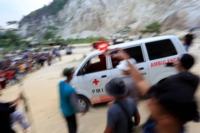 Petugas gabungan membawa jenazah korban longsor dengan ambulans yang tertimbun bebatuan di lokasi galian C, Cipanas, Dukuhpuntang, Kab. Cirebon, Jawa Barat, Jumat (30/5/2025). Petugas SAR gabungan telah berhasil menemukan sembilan korban longsor di galian C dengan kondisi meninggal dunia.
