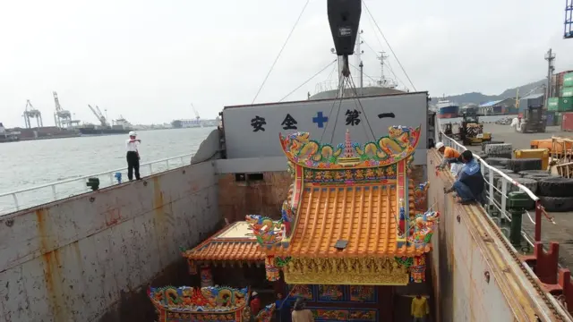 將寺廟運往太平島，需要使用貨輪。