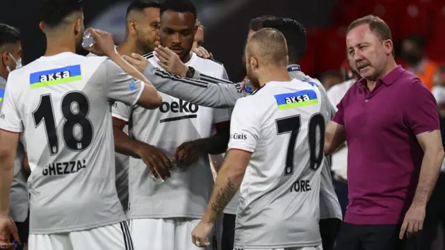 Türkiye'de Süper Lig, bu akşam oynanan maçların ardından sona erdi. Süper Lig'in 42. haftasında Beşiktaş, deplasmanda Göztepe'yi 2-1 yenerek şampiyon oldu. Beşiktaş'ın gollerini Domagoj Vida ve Raşit Gezzal atarken, Göztepe'nin tek golü Alpaslan Öztürk'ten geldi.