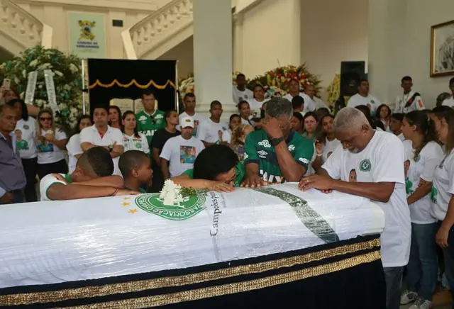Gente atiende el funeral del futbolista del Chapecoense Bruno Rangel en Campos dos Goytacazes, Brasil, el domingo 4 de diciembre.