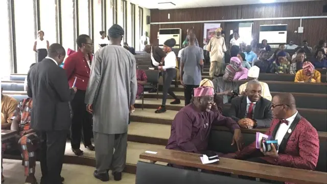 Awọn eeyan to peju sibi ifilọlẹ iwe naa