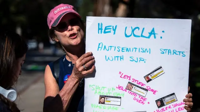 демонстрантка в Калифорнийском университете в Лос-Анджелесе