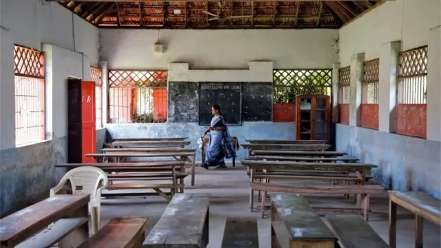 बंद स्कूल