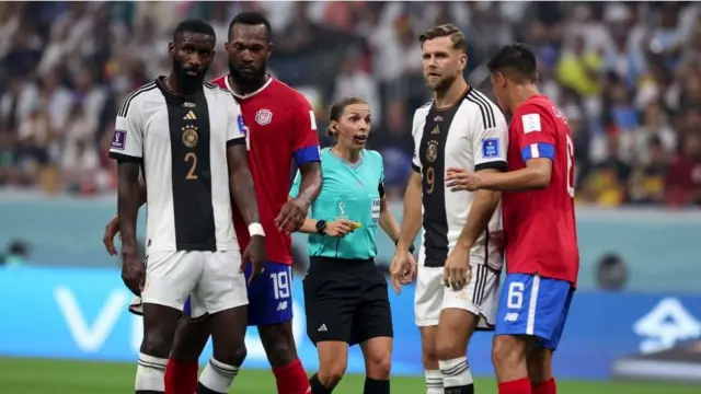 A árbitra francesa Stephanie Frappart conversa com jogadores da Alemanha e da Costa Rica durante a partida