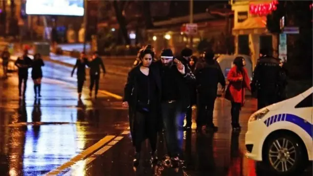 হামলার শিকার ব্যক্তিদের নিরাপদ জায়গায় সরিয়ে নেয়া হচ্ছে।