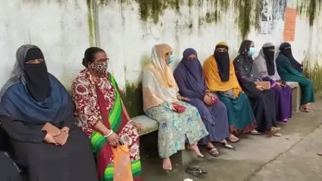 স্কুলের বাইরে অভিবাবকদের উপস্থিতি। তাদের মুখে মাস্ক থাকলে সামাজিক দূরত্ব ততটা দেখা যায়নি।