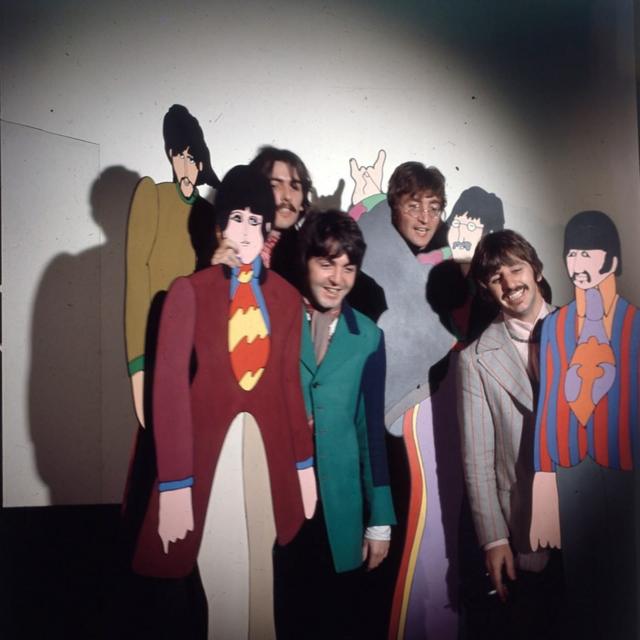 1967年，披头士乐队跟他们在动画电影《黄色潜水艇》中的人形立牌合影，这部动画电影迷幻的视觉风格代表了迷幻时代的最高峰。