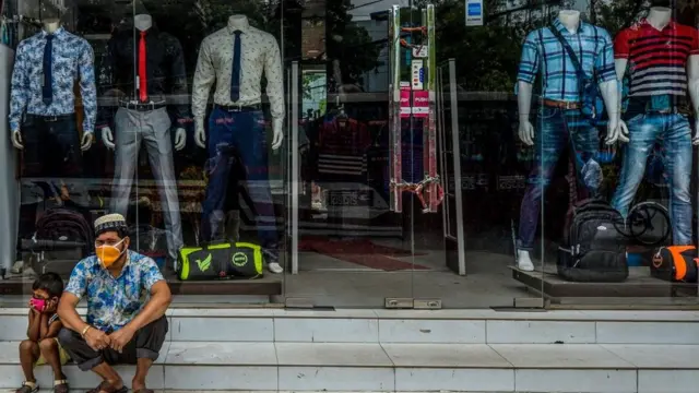 বাংলাদেশের নিজস্ব বাজারও লকডাউনে চরম ক্ষতিগ্রস্ত হয়েছে।