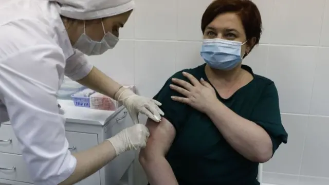 Центр Гамалеи не раскрывает, скольких из необходимых 40 тысяч участников исследования вакцины уже удалось набрать. На фото: волонтер, участвующая в испытаниях "Спутника-V"