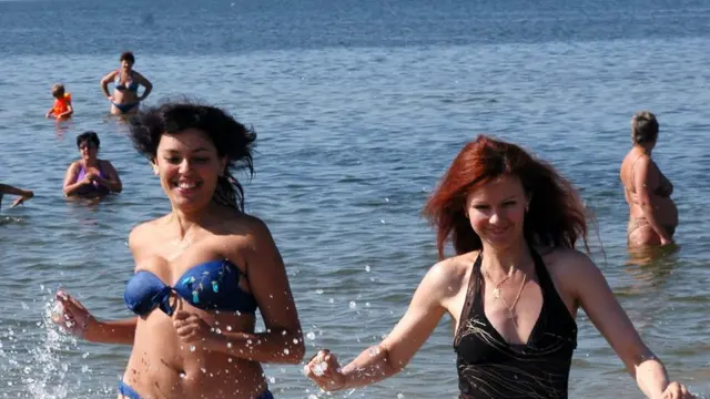 Дівчата біжать берегом моря