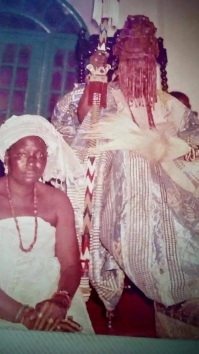 Oba lamidi Olayiwola Adeyemi ati aya rẹ akọkọ, Olori Abibat Nihinlola nigba ewe wọn