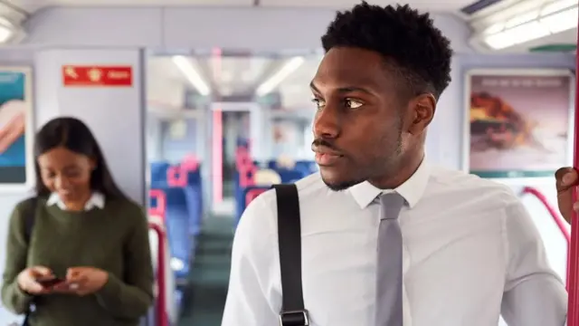 물가가 크게 오르면서 통근비나 의류 구매비 등 사무실 복귀 비용이 직원들에게 큰 부담이 되고 있다