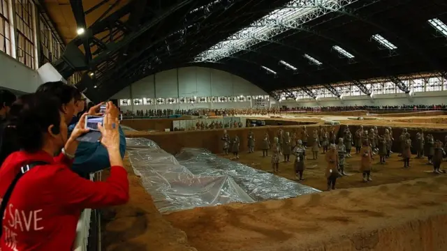 Visitantes en el sitio arqueológico de Xi´an