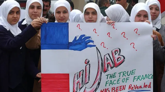 বৈরুতে ফরাসী দূতাবাসের বাইরে বিক্ষোভ করছেন লেবাননের শিক্ষার্থীরা- ডিসেম্বর ২০০৩