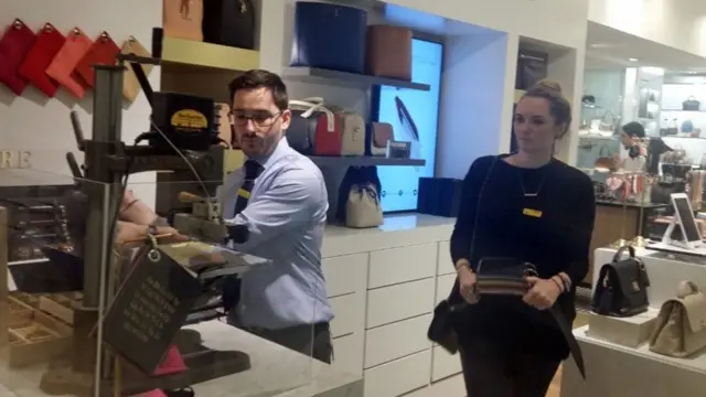 داخل متجر "مون بيرس"