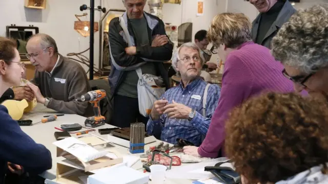 "مقهى تصليح" في باريس عام 2014