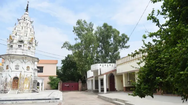 विधायक सेंगर ने गांव में मंदिर और स्कूल भी बनवाया है