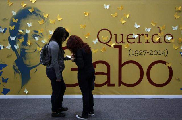 2014年马尔克斯逝世后，《百年孤独》里出现的黄色蝴蝶成为缅怀他的哀悼方式。上图这张摄于波哥大（Bogotá）的照片就是粉丝在悼念他。