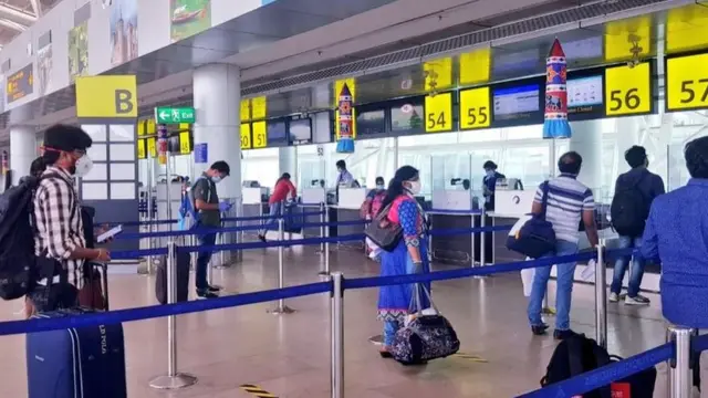 সামাজিক দূরত্বের শর্ত মেনে দিল্লিতে চেক-ইন কাউন্টারে বিমানযাত্রীরা