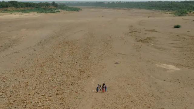 પાણી વગરની સાબરમતીનદીનીની પ્રતીકાત્મક તસવીર