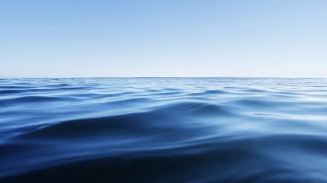 Fotografia colorida mostra mar e céu azuis