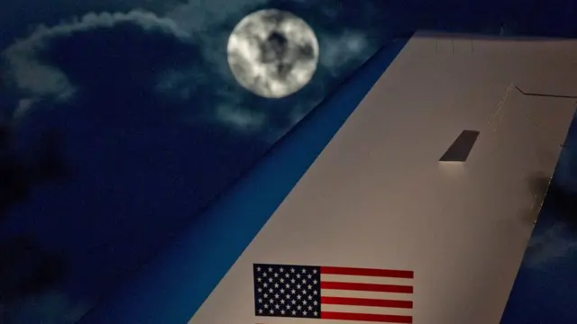 Mwezi huo wa barafu ulionekana wakati rais Donald Trump ,mkewe Melania ,waziri mkuu wa Japan Shinzo Abe na mkewe walipowasili katika ufukwe wa bahari wa West Palm Beach huko mjini Florida