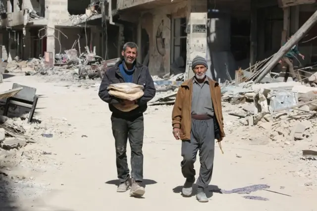 سوريون خرجوا من الملاجئ تحت الرض بهد ان هدأت الأوضاع في الغوطة الشرقية