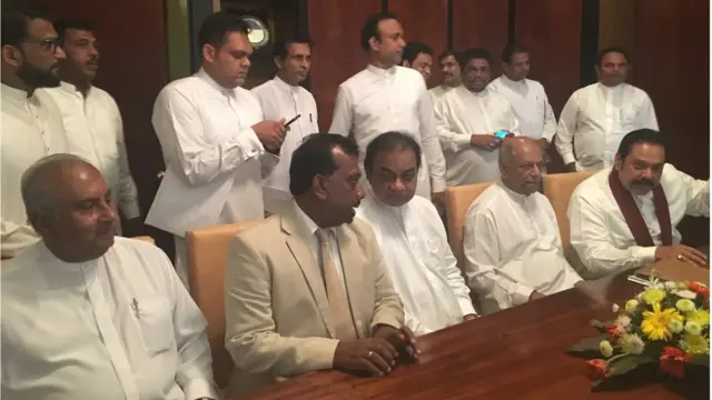 විශ්වාසභංගය භාරදීමට සහභාගී වුනත් හිටපු ජනාධිපති මහින්ද රාජපක්ෂ ඊට අත්සන් තබා නැති බව වාර්තා වෙයි