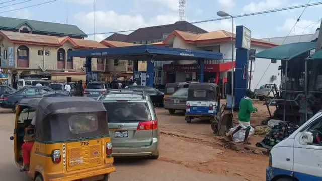 N'Awka, ọtụtụ ụgbọala amalitela iwuju n'ime ọtụtụ ọdọ mmanụ ụgbọala maka egwu ụkọ mmanụ ụgbọala