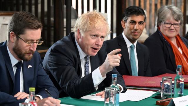 Başbakan Boris Johnson, Maliye Bakanı Rishi Sunak, Çalışma ve Sosyal Güvenlik Bakanı Therese Coofrey ve kabineden ve kamu personelinden sorumlu Devlet Bakanı Simon Case ile birlikte yaptığı iş toplantısında