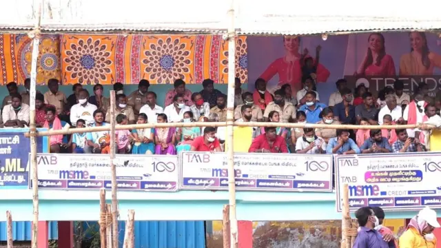 தமிழ்நாட்டின் புகழ்பெற்ற ஜல்லிக்கட்டை கண்டு களிக்க வந்த பார்வையாளர்கள்