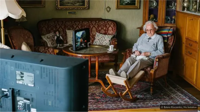 Komp est une tablette modelée sur les télévisions analogiques d'antan, et offre un moyen simplifié de partager des photos et de passer des appels vidéo