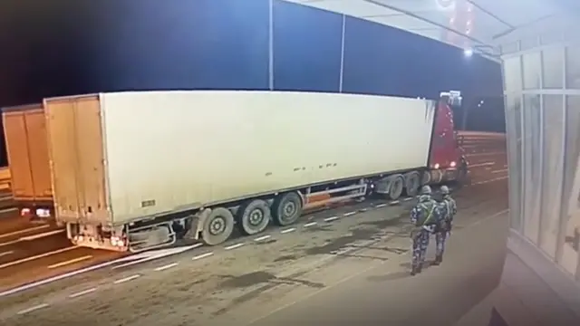 Досмотр фуры перед Крымским мостом