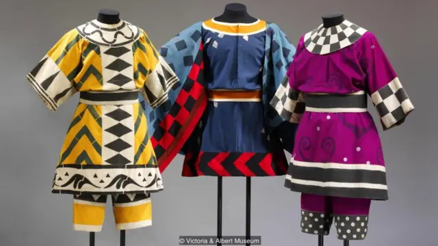 Tres trajes pintados a manos por Leon Bakst para Los ballets rusos.