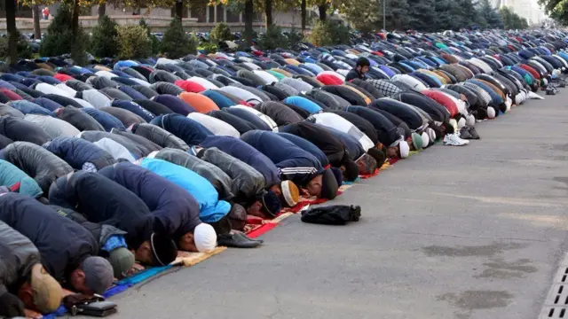 Акыркы жылдары саясатчылар борбордук аянттардагы айт намазына көп катышууда