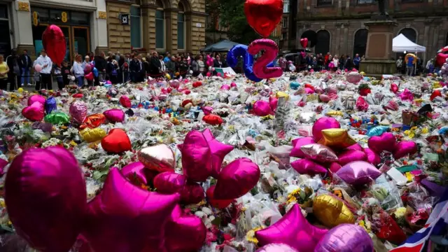 baloni u Mančesteru posle tragedije u Areni na koncertu Arijane Grande