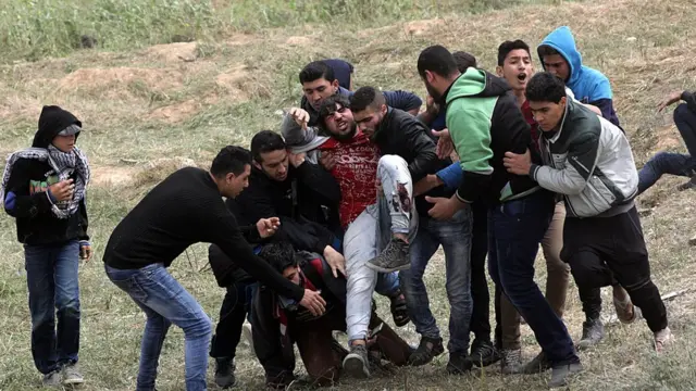 митингующие несут раненого