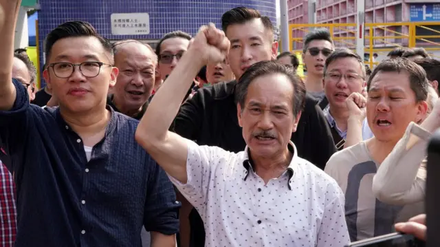 香港猪肉行总商会理事长许伟坚（中）和鲜肉大联盟理事凌伟业（左一）率领业界代表到上水屠房门前抗议（台湾中央社／香港中通社图片13/5/2019）