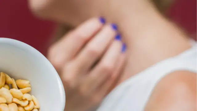 Mujer con alergia al maní