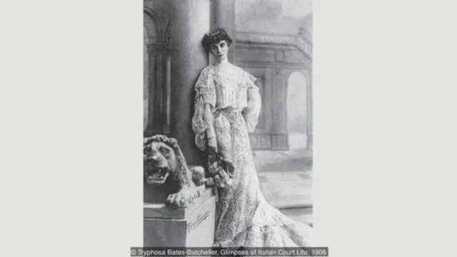 સિંહની પ્રતિમા સાથે ઉભેલી લુઈસા કસાટીની તસવીર